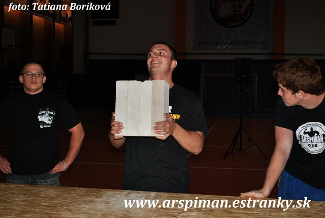 Patrik Gajdoš - držanie tehál.jpg